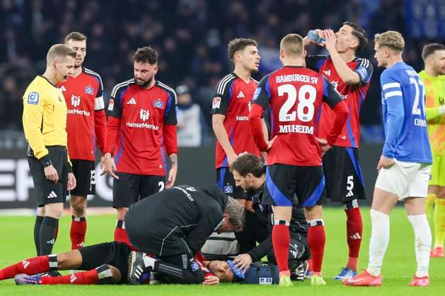 Davie Selke Hamburger SV lies injured on the grass and receives treatment to his head, 2 Bundesliga, Hertha BSC vs Hamburger SV, Olympiastadion, January 25, 2025 in Berlin, Germany Photo by Marco Steinbrenner DeFodi Images Davie Selke Hamburger SV lies injured on the grass and receives treatment to his head, 2 Bundesliga, Hertha BSC vs Hamburger SV, Olympiastadion, January 25, 2025 in Berlin, Germany Photo by Marco Steinbrenner DeFodi Images DFB DFL REGULATIONS PROHIBIT ANY USE OF PHOTOGRAPHS AS IMAGE SEQUENCES AND OR QUASI VIDEO Defodi 700 berlin hsv 20250125 104 Defodi-700 DFB DFL REGULATIONS PROHIBIT ANY USE OF PHOTOGRAPHS AS IMAGE SEQUENCES AND OR QUASI-VIDEO.