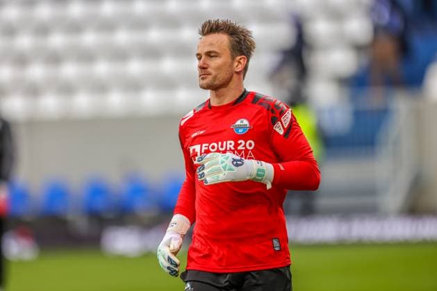 GER, Darmstadt, SV Darmstadt 98 vs SC Paderborn, 2 Bundesliga, Football, DFB, Season 2024 2025, Merck Stadion am Böllenfalltor, Matchday 19, in the picture Manuel Riemann SC Paderborn 1 before the match against Darmstadt 98 DFB DFL REGULATIONS PROHIBIT ANY USE OF PHOTOGRAPHS AS IMAGE SEQUENCES AND OR QUASI VIDEO, 14 12 2024, Copyright: HMBxMedia HendrikxHamelau