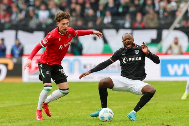 Jannik Rochelt Hannover 96 and David Kinsombi SC Preussen Muenster battle for the ball, 2 Bundesliga, Hannover 96 vs Preußen Münster, Heinz von Heiden Arena, January 26, 2025 in Hanover, Germany Photo by Marco Steinbrenner DeFodi Images Jannik Rochelt Hannover 96 and David Kinsombi SC Preussen Muenster battle for the ball, 2 Bundesliga, Hannover 96 vs Preußen Münster, Heinz von Heiden Arena, January 26, 2025 in Hanover, Germany Photo by Marco Steinbrenner DeFodi Images DFB DFL REGULATIONS PROHIBIT ANY USE OF PHOTOGRAPHS AS IMAGE SEQUENCES AND OR QUASI VIDEO Defodi 700 hannover muenster 20250126 035 Defodi-700 DFB DFL REGULATIONS PROHIBIT ANY USE OF PHOTOGRAPHS AS IMAGE SEQUENCES AND OR QUASI-VIDEO.