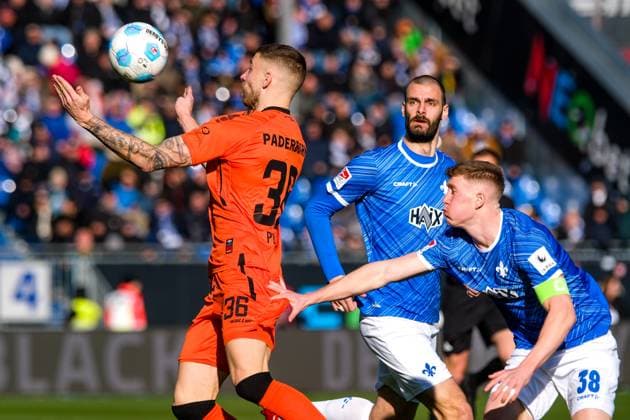 Felix Platte SC Paderborn 07, 36 in duel with Clemens Riedel SV Darmstadt 98, 38 GER, SV Darmstadt 98 vs SC Paderborn 07, Football, 2 Bundesliga, Matchday 19, Season 2024 2025, 26 01 2025 DFL REGULATIONS PROHIBIT ANY USE OF PHOTOGRAPHS as IMAGE SEQUENCES and or QUASI VIDEO GER, SV Darmstadt 98 vs SC Paderborn 07, Football, 2 Bundesliga, Matchday 19, Season 2024 2025, 26 01 2025 Darmstadt Copyright: xEibner-Pressefoto FlorianxWiegandx EP_FWD