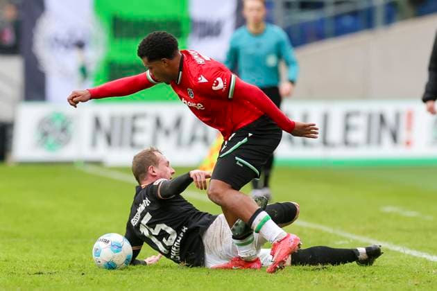 Simon Scherder SC Preussen Muenster and Jessic Ngankam Hannover 96 battle for the ball, 2 Bundesliga, Hannover 96 vs Preußen Münster, Heinz von Heiden Arena, January 26, 2025 in Hanover, Germany Photo by Marco Steinbrenner DeFodi Images Simon Scherder SC Preussen Muenster and Jessic Ngankam Hannover 96 battle for the ball, 2 Bundesliga, Hannover 96 vs Preußen Münster, Heinz von Heiden Arena, January 26, 2025 in Hanover, Germany Photo by Marco Steinbrenner DeFodi Images DFB DFL REGULATIONS PROHIBIT ANY USE OF PHOTOGRAPHS AS IMAGE SEQUENCES AND OR QUASI VIDEO Defodi 700 hannover muenster 20250126 043 Defodi-700 DFB DFL REGULATIONS PROHIBIT ANY USE OF PHOTOGRAPHS AS IMAGE SEQUENCES AND OR QUASI-VIDEO.