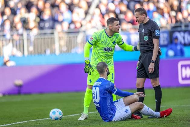 GER, Darmstadt, SV Darmstadt 98 vs SC Paderborn, 2 Bundesliga, Football, DFB, Season 2024 2025, Merck Stadion am Böllenfalltor, Matchday 19, pictured from l Marcel Schuhen SV Darmstadt 98 1 , Aleksandar Vukotić SV Darmstadt 98 20 DFB DFL REGULATIONS PROHIBIT ANY USE OF PHOTOGRAPHS AS IMAGE SEQUENCES AND OR QUASI VIDEO, 14 12 2024, Copyright: HMBxMedia HendrikxHamelau