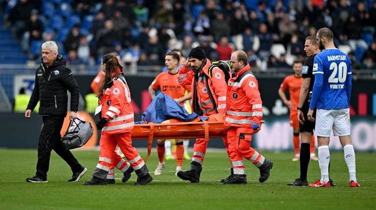 26 01 2025, xfux, Fußball 2 Bundesliga, SV Darmstadt 98 SC Paderborn 07 emspor, v l Felix Platte SC Paderborn receive an injury, bursied, harried, hurt, injured, injury, trauma, disappointed, crestfallen, verletzt, Injury and is carried out of the stadium on a stretcher by the rescue service Paramedics, paramedics, paramedics, emergency doctor, doctor, stretcher DFL DFB REGULATIONS PROHIBIT ANY USE OF PHOTOGRAPHS as IMAGE SEQUENCES and or QUASI VIDEO Darmstadt