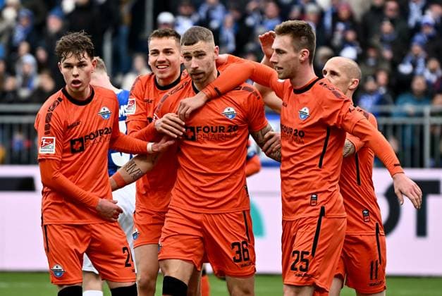 26 01 2025, xfux, Fußball 2 Bundesliga, SV Darmstadt 98 SC Paderborn 07 emspor, v l Casper Terho SC Paderborn , Torschuetze Torschütze Felix Platte SC Paderborn , Tjark Scheller SC Paderborn , Sven Michel SC Paderborn Torjubel, Jubel, Goal celebration, celebrate the goal zum 0 1 jubelnd bejubelt jubeln Jubel DFL DFB REGULATIONS PROHIBIT ANY USE OF PHOTOGRAPHS as IMAGE SEQUENCES and or QUASI VIDEO Darmstadt