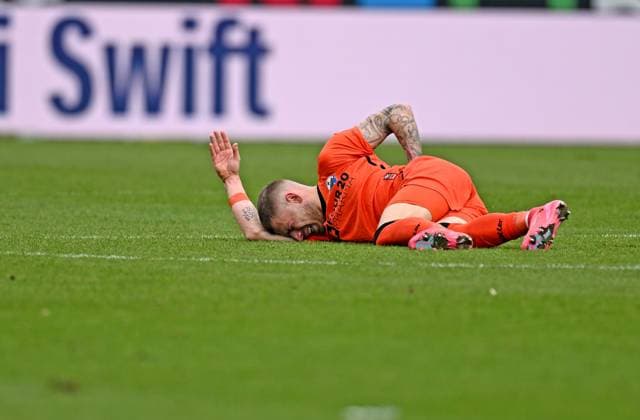26 01 2025, xfux, Fußball 2 Bundesliga, SV Darmstadt 98 SC Paderborn 07 emspor, v l Felix Platte SC Paderborn receive an injury, bursied, harried, hurt, injured, injury, trauma, disappointed, crestfallen, verletzt, Injury and is carried out of the stadium on a stretcher by the rescue service Paramedics, paramedics, paramedics, emergency doctor, doctor, stretcher DFL DFB REGULATIONS PROHIBIT ANY USE OF PHOTOGRAPHS as IMAGE SEQUENCES and or QUASI VIDEO Darmstadt