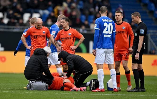 26 01 2025, xfux, Fußball 2 Bundesliga, SV Darmstadt 98 SC Paderborn 07 emspor, v l Felix Platte SC Paderborn receive an injury, bursied, harried, hurt, injured, injury, trauma, disappointed, crestfallen, verletzt, Injury and is carried out of the stadium on a stretcher by the rescue service Paramedics, paramedics, paramedics, emergency doctor, doctor, stretcher DFL DFB REGULATIONS PROHIBIT ANY USE OF PHOTOGRAPHS as IMAGE SEQUENCES and or QUASI VIDEO Darmstadt