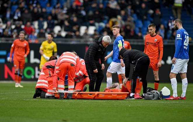 26 01 2025, xfux, Fußball 2 Bundesliga, SV Darmstadt 98 SC Paderborn 07 emspor, v l Felix Platte SC Paderborn receive an injury, bursied, harried, hurt, injured, injury, trauma, disappointed, crestfallen, verletzt, Injury and is carried out of the stadium on a stretcher by the rescue service Paramedics, paramedics, paramedics, emergency doctor, doctor, stretcher DFL DFB REGULATIONS PROHIBIT ANY USE OF PHOTOGRAPHS as IMAGE SEQUENCES and or QUASI VIDEO Darmstadt