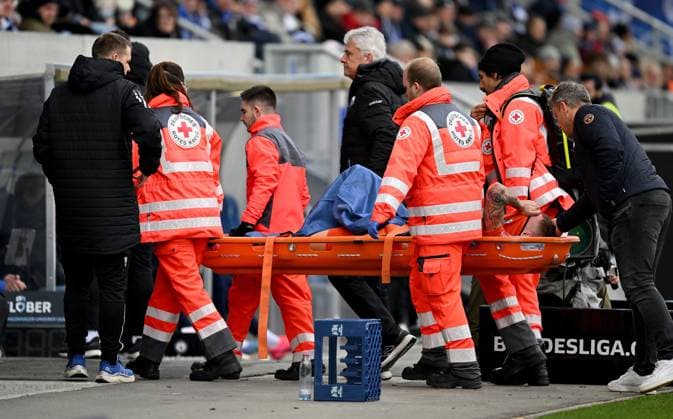 26 01 2025, xfux, Fussball 2 Bundesliga, SV Darmstadt 98 SC Paderborn 07 emspor, v l Felix Platte SC Paderborn receive an injury, bursied, harried, hurt, injured, injury, trauma, disappointed, crestfallen, injured, injury and is carried out of the stadium on a stretcher by the ambulance paramedics , paramedic, paramedics, emergency doctor, doctor, stretcher disappointed, disappointed looking, dissapointed DFL DFB REGULATIONS PROHIBIT ANY USE OF PHOTOGRAPHS as IMAGE SEQUENCES and or QUASI VIDEO Darmstadt