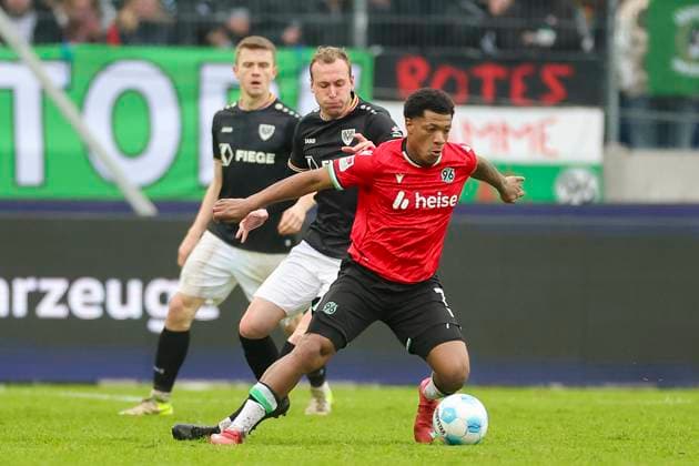 Simon Scherder SC Preussen Muenster and Jessic Ngankam Hannover 96 battle for the ball, 2 Bundesliga, Hannover 96 vs Preußen Münster, Heinz von Heiden Arena, January 26, 2025 in Hanover, Germany Photo by Marco Steinbrenner DeFodi Images Simon Scherder SC Preussen Muenster and Jessic Ngankam Hannover 96 battle for the ball, 2 Bundesliga, Hannover 96 vs Preußen Münster, Heinz von Heiden Arena, January 26, 2025 in Hanover, Germany Photo by Marco Steinbrenner DeFodi Images DFB DFL REGULATIONS PROHIBIT ANY USE OF PHOTOGRAPHS AS IMAGE SEQUENCES AND OR QUASI VIDEO Defodi 700 hannover muenster 20250126 055 Defodi-700 DFB DFL REGULATIONS PROHIBIT ANY USE OF PHOTOGRAPHS AS IMAGE SEQUENCES AND OR QUASI-VIDEO.