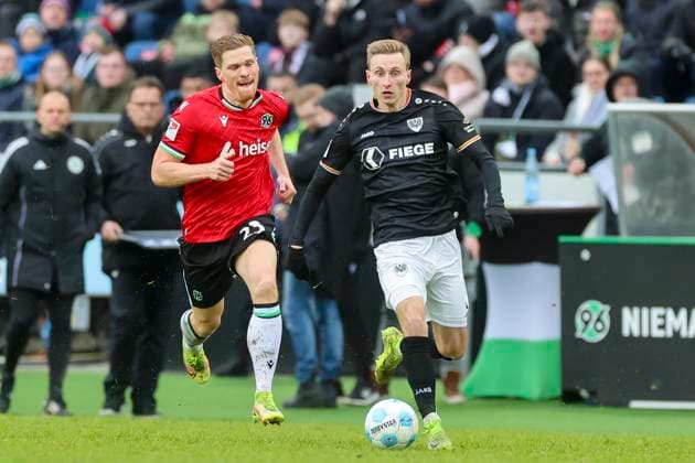 Marcel Halstenberg Hannover 96 and Joshua Mees SC Preussen Muenster battle for the ball, 2 Bundesliga, Hannover 96 vs Preußen Münster, Heinz von Heiden Arena, January 26, 2025 in Hanover, Germany Photo by Marco Steinbrenner DeFodi Images Marcel Halstenberg Hannover 96 and Joshua Mees SC Preussen Muenster battle for the ball, 2 Bundesliga, Hannover 96 vs Preußen Münster, Heinz von Heiden Arena, January 26, 2025 in Hanover, Germany Photo by Marco Steinbrenner DeFodi Images DFB DFL REGULATIONS PROHIBIT ANY USE OF PHOTOGRAPHS AS IMAGE SEQUENCES AND OR QUASI VIDEO Defodi 700 hannover muenster 20250126 065 Defodi-700 DFB DFL REGULATIONS PROHIBIT ANY USE OF PHOTOGRAPHS AS IMAGE SEQUENCES AND OR QUASI-VIDEO.