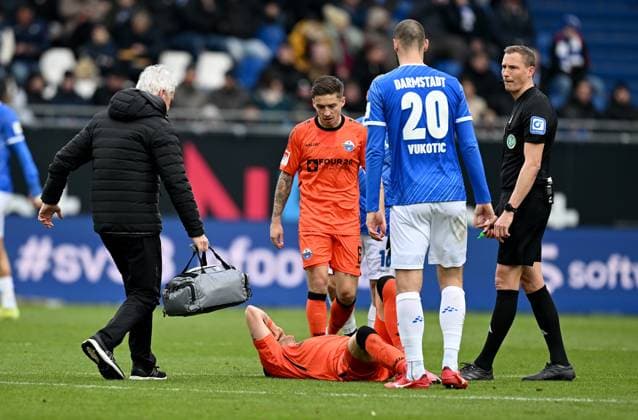 26 01 2025, xfux, Fussball 2 Bundesliga, SV Darmstadt 98 SC Paderborn 07 emspor, v l Marvin Mehlem SC Paderborn , Felix Platte SC Paderborn receive an injury, bursied, harried, hurt, injured, injury, trauma, disappointed, crestfallen, injured, injury on the ground, Aleksandar Vukotic SV Darmstadt 98 , Referee Referee Martin Petersen DFL DFB REGULATIONS PROHIBIT ANY USE OF PHOTOGRAPHS as IMAGE SEQUENCES and or QUASI VIDEO Darmstadt