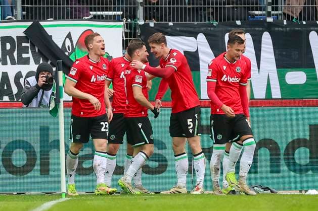 Enzo Leopold Hannover 96 celebrates his goal with teammates, 2 Bundesliga, Hannover 96 vs Preußen Münster, Heinz von Heiden Arena, January 26, 2025 in Hanover, Germany Photo by Marco Steinbrenner DeFodi Images Enzo Leopold Hannover 96 celebrates his goal with teammates, 2 Bundesliga, Hannover 96 vs Preußen Münster, Heinz von Heiden Arena, January 26, 2025 in Hanover, Germany Photo by Marco Steinbrenner DeFodi Images DFB DFL REGULATIONS PROHIBIT ANY USE OF PHOTOGRAPHS AS IMAGE SEQUENCES AND OR QUASI VIDEO Defodi 700 hannover muenster 20250126 070 Defodi-700 DFB DFL REGULATIONS PROHIBIT ANY USE OF PHOTOGRAPHS AS IMAGE SEQUENCES AND OR QUASI-VIDEO.