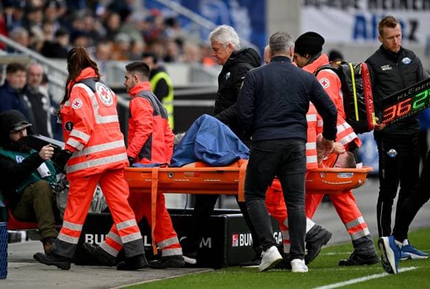 26 01 2025, xfux, Fussball 2 Bundesliga, SV Darmstadt 98 SC Paderborn 07 emspor, v l Felix Platte SC Paderborn receive an injury, bursied, harried, hurt, injured, injury, trauma, disappointed, crestfallen, injured, injury and is carried out of the stadium on a stretcher by the ambulance paramedics , paramedic, paramedics, paramedics, emergency doctor, doctor, stretcher disappointed, disappointed looking, dissapointed DFL DFB REGULATIONS PROHIBIT ANY USE OF PHOTOGRAPHS as IMAGE SEQUENCES and or QUASI VIDEO Darmstadt