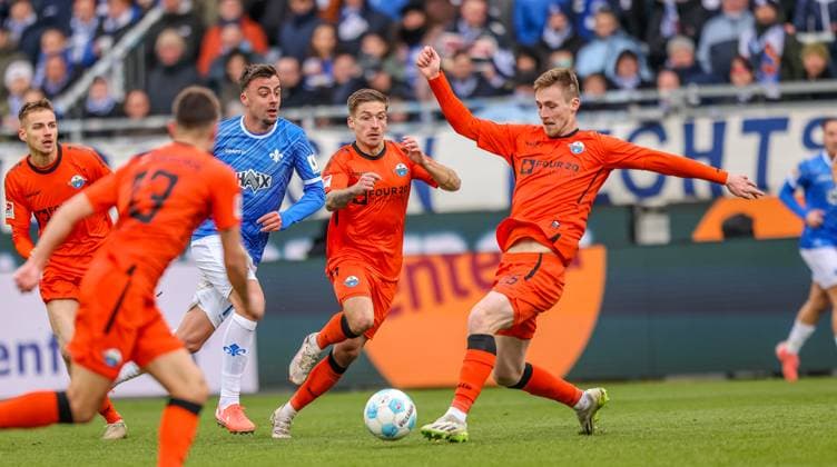 GER, Darmstadt, SV Darmstadt 98 vs SC Paderborn, 2 Bundesliga, Football, DFB, Season 2024 2025, Merck Stadion am Böllenfalltor, Matchday 19, pictured from l Kai Klefisch SV Darmstadt 98 17 , Aaron Zehnter SC Paderborn 32 DFB DFL REGULATIONS PROHIBIT ANY USE OF PHOTOGRAPHS AS IMAGE SEQUENCES AND OR QUASI VIDEO, 14 12 2024, Copyright: HMBxMedia HendrikxHamelau