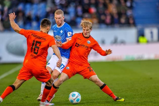 GER, Darmstadt, SV Darmstadt 98 vs SC Paderborn, 2 Bundesliga, Football, DFB, Season 2024 2025, Merck Stadion am Böllenfalltor, Matchday 19, pictured from l Visar Musliu SC Paderborn 16 , Kai Klefisch SV Darmstadt 98 17 , Felix Götze SC Paderborn 20 DFB DFL REGULATIONS PROHIBIT ANY USE OF PHOTOGRAPHS AS IMAGE SEQUENCES AND OR QUASI VIDEO, 14 12 2024, Copyright: HMBxMedia HendrikxHamelau
