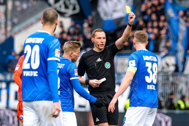 Yellow card for Clemens Riedel SV Darmstadt 98, 38 , GER, SV Darmstadt 98 vs SC Paderborn 07, Football, 2 Bundesliga, Matchday 19, Season 2024 2025, 26 01 2025 DFL REGULATIONS PROHIBIT ANY USE OF PHOTOGRAPHS as IMAGE SEQUENCES and or QUASI VIDEO GER, SV Darmstadt 98 vs SC Paderborn 07, Football, 2 Bundesliga, Matchday 19, Season 2024 2025, 26 01 2025 Darmstadt Copyright: xEibner-Pressefoto FlorianxWieganx EP_FWD