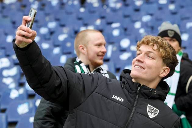 Torhueter Johannes Schenk (SC Preussen Muenster) macht ein Selfie, 2. Bundesliga, Hannover 96 vs Preußen Münster, Heinz von Heiden Arena am 26. January 2025 in Hannover, Deutschland. (Foto von Marco Steinbrenner DeFodi Images) Torhueter Johannes Schenk (SC Preussen Muenster) takes a selfie, 2. Bundesliga, Hannover 96 vs Preußen Münster, Heinz von Heiden Arena, January 26, 2025 in Hanover, Germany. (Photo by Marco Steinbrenner DeFodi Images) DFB DFL REGULATIONS PROHIBIT ANY USE OF PHOTOGRAPHS AS IMAGE SEQUENCES AND OR QUASI-VIDEO. Defodi-700_hannover_muenster_20250126_087 Defodi-700 DFB DFL REGULATIONS PROHIBIT ANY USE OF PHOTOGRAPHS AS IMAGE SEQUENCES AND OR QUASI-VIDEO.