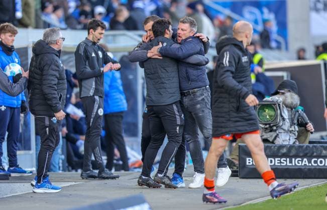 GER, Darmstadt, SV Darmstadt 98 vs SC Paderborn, 2 Bundesliga, Football, DFB, Season 2024 2025, Merck Stadion am Böllenfalltor, Matchday 19, in the picture Lukas Kwasniok Coach SC Paderborn cheers with his Staff DFB DFL REGULATIONS PROHIBIT ANY USE OF PHOTOGRAPHS AS IMAGE SEQUENCES AND OR QUASI VIDEO, 14 12 2024, Copyright: HMBxMedia HendrikxHamelau