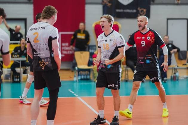 Ryan Slater Barock Volleys MTV Ludwigsburg, 18 in the middle celebrates the point with Pascal Winter Barock Volleys MTV Ludwigsburg, 09 and Philipp Herrmann Barock Volleys MTV Ludwigsburg, 02 , Barock Volleys MTV Ludwigsburg vs TV Buehl, Volleyball, 2 Volleyball Bundesliga, 2 BLM Sued, Men, 15 Matchday, Season 2024 2025, 26 01 2025, Barock Volleys MTV Ludwigsburg vs TV Buehl, Volleyball, 2 Volleyball Bundesliga, 2 BLM Sued, Men, 15 Matchday, Season 2024 2025, 26 01 2025 Ludwigsburg Copyright: xEibner-Pressefoto LarsxNeumannx EP_LNN