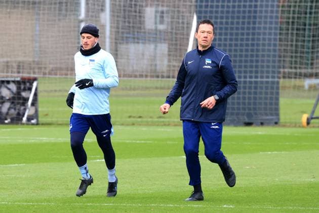 DEU, DFL, 2 FBL Hertha BSC, Training, 28 01 2025, Sportforum, Berlin, DEU, DFL, 2 FBL Hertha BSC, Training, im Bild Diego Demme Hertha BSC Berlin 6 , Konditionstrainer Hendrik Kuchno Hertha BSC Berlin DFL regulations prohibit any use of Photographs as image sequences and or quasi video Foto Juergen Engler nordphoto GmbH nordphotoxGmbHx xEngler nph00076