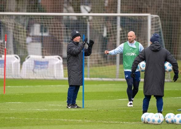 Soccer, Men, Season 2024 2025, 2 Bundesliga, Hertha BSC, Training, f l Co Coach Armin Reutershahn Hertha BSC , Toni Leistner Hertha BSC , Patrick Ebert Standard and Individual Coach Hertha BSC , 28 01 2025, Copyright: xMatthiasxKochx