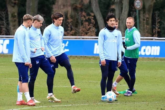 DEU, DFL, 2 FBL Hertha BSC, Training, 28 01 2025, Sportforum, Berlin, DEU, DFL, 2 FBL Hertha BSC, Training, in the picture Hertha player circle, Michael Cuisance Hertha BSC Berlin 27 , Marten Winkler Hertha BSC Berlin 22 , Fabian Reese Hertha BSC Berlin 11 , Ibrahim Maza Hertha BSC Berlin 10 , Jon Dabur Thorsteinsson Hertha BSC Berlin 24 DFL regulations prohibit any use of Photographs as image sequences and or quasi video Foto Juergen Engler nordphoto GmbH nordphotoxGmbHx xEngler nph00076