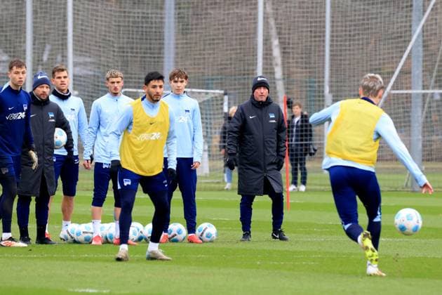 DEU, DFL, 2 FBL Hertha BSC, Training, 28 01 2025, Sportforum, Berlin, DEU, DFL, 2 FBL Hertha BSC, Training, im Bild Co Trainer, Armin Reutershahn Hertha BSC Berlin , Marten Winkler Hertha BSC Berlin 22 , Hertha Spielerkreis, Co Trainer Patrick Ebert Hertha BSC Berlin DFL regulations prohibit any use of Photographs as image sequences and or quasi video Foto Juergen Engler nordphoto GmbH nordphotoxGmbHx xEngler nph00076