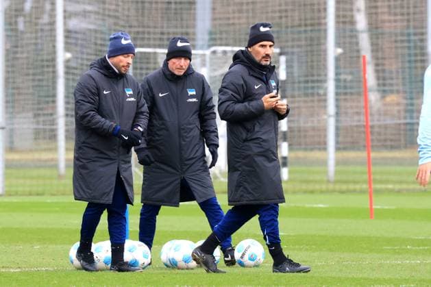 DEU, DFL, 2 FBL Hertha BSC, Training, 28 01 2025, Sportforum, Berlin, DEU, DFL, 2 FBL Hertha BSC, Training, in the picture Head Coach Cristian Fiel Hertha BSC Berlin , Co Coach, Armin Reutershahn Hertha BSC Berlin , Co Co Coach Patrick Ebert Hertha BSC Berlin DFL regulations prohibit any use of Photographs as image sequences and or quasi video Foto Juergen Engler nordphoto GmbH nordphotoxGmbHx xEngler nph00076