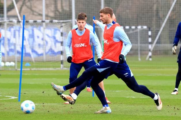 DEU, DFL, 2 FBL Hertha BSC, Training, 28 01 2025, Sportforum, Berlin, DEU, DFL, 2 FBL Hertha BSC, Training, in the picture Marton Dardai Hertha BSC Berlin 31 , Gustav Christensen Hertha BSC Berlin 26 DFL regulations prohibit any use of Photographs as image sequences and or quasi video Foto Juergen Engler nordphoto GmbH nordphotoxGmbHx xEngler nph00076