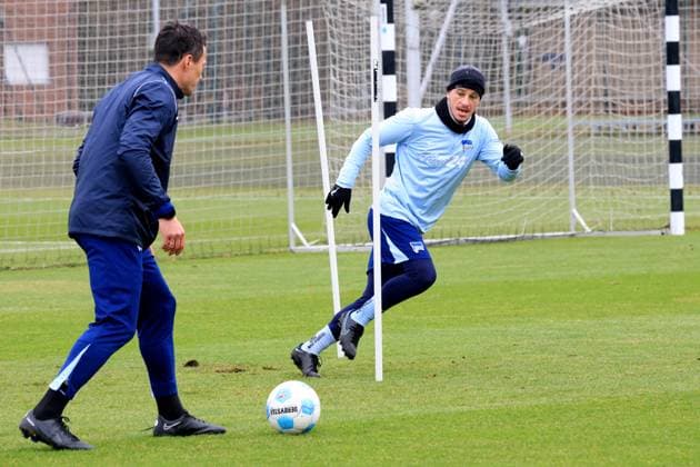 DEU, DFL, 2. FBL Hertha BSC, Training, 28.01.2025, Sportforum, Berlin, DEU, DFL, 2. FBL Hertha BSC, Training, im Bild Diego Demme (Hertha BSC Berlin 6), Konditionstrainer Hendrik Kuchno (Hertha BSC Berlin) DFL - regulations prohibit any use of Photographs as image sequences and or quasi-video Foto: Juergen Engler nordphoto GmbH nordphotoxGmbHx xEngler nph00076