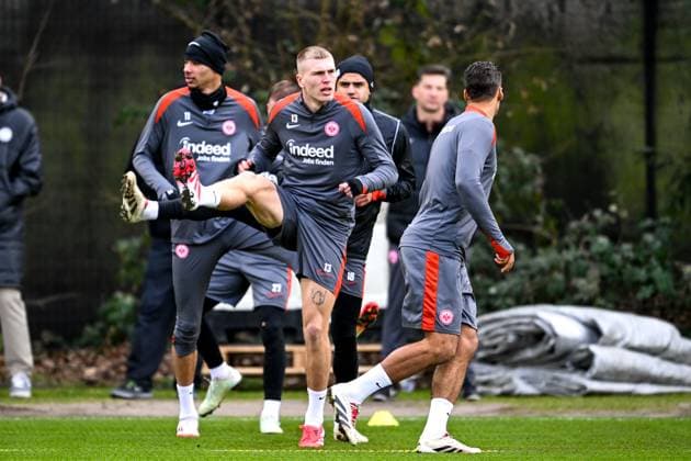 Rasmus Kristensen Eintracht Frankfurt, 13 warming up, behind him Hugo Ekitike Eintracht Frankfurt, 11 and Mahmoud Dahoud Eintracht Frankfurt, 18 , GER, Final training, Eintracht Frankfurt, Football, UEFA Europa League, Matchday 8, Season 2024 25, 29 01 2025 GER, Final training, Eintracht Frankfurt, Football, UEFA Europa League, Matchday 8, Season 2024 25, 29 01 2025 Frankfurt am Main Copyright: xEibner-Pressefoto FlorianxWiegandx EP_FWD