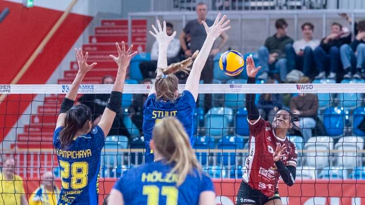 29 1 2025, Volleyball, Women, VBL, 1 VBL, 1 Volleyball Bundesliga, 20 Matchday, SC Potsdam SSC Palmberg Schwerin Pimpichaya Beem Kokram SSC Palmberg Schwerin, left, Britte Stuut SSC Palmberg Schwerin, center against Danielle Harbin SC Potsdam, right Potsdam MBS Arena Brandenburg Germany