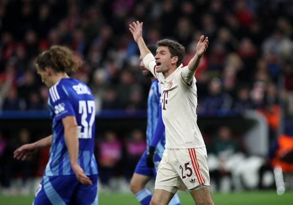 Munich, Germany, January 29, 2025 Football, Men, Champions League, Season 2024 2025, FC Bayern Munich SK Slovan Bratislava, Allianz Arena, Matchday 8 Thomas Müller, Mueller FC Bayern Munich raises both arms up, upset