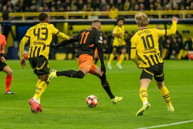 Jamie Gittens Borussia Dortmund 09, 43 and Julian Brandt Borussia Dortmund 09, 10 against Oleksandr Zubkov Shakhtar Donetsk, 11 , GER BVB Borussia Dortmund 09 vs Shakhtar Donetsk, Football, Champions League, Matchday 8, Season 2024 2025, 29 01 2025 GER BVB Borussia Dortmund 09 vs Shakhtar Donetsk, Football, Champions League, Matchday 8, Season 2024 2025, 29 01 2025 Dortmund Copyright: xEibner-Pressefoto FabianxFriesex EP_FFE