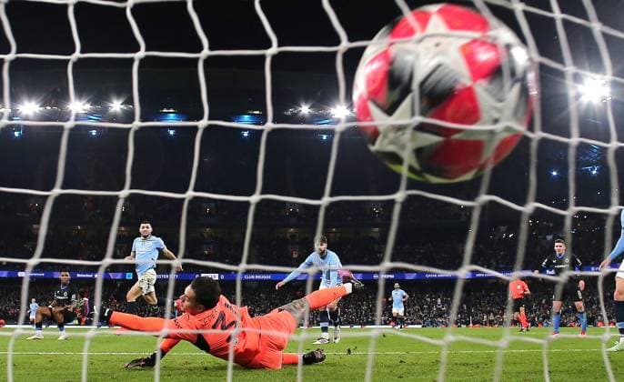 Sport Bilder des Tages Raphael Onyedika of Club Brugge scores the opening goal past Ederson of Manchester City Manchester City v Club Brugge, UEFA Champions League, Group Stage, Football, Etihad Stadium, Manchester, UK - 29 Jan 2025 EDITORIAL USE ONLY No use with unauthorised audio, video, data, fixture lists, club league logos or live services. Online in-match use limited to 120 images, no video emulation. No use in betting, games or single club league player publications. Copyright: xShutterstockx 15123154ab