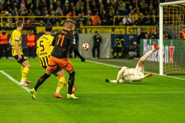 Gregor Kobel Borussia Dortmund 09, 01 made a save to keep out Oleksandr Zubkov Shakhtar Donetsk, 11s shot, Ramy Bensebaini Borussia Dortmund 09, 05 , GER BVB Borussia Dortmund 09 vs Shakhtar Donetsk, Football, Champions League, Matchday 8, 2024 2025 season, 29 01 2025 GER BVB Borussia Dortmund 09 vs Shakhtar Donetsk, Football, Champions League, Matchday 8, 2024 2025 season, 29 01 2025 Dortmund Copyright: xEibner-Pressefoto FabianxFriesex EP_FFE