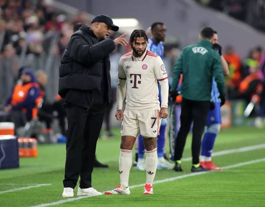 Munich, Germany, January 29, 2025 Football, Men, Champions League, Season 2024 2025, FC Bayern Munich SK Slovan Bratislava, Allianz Arena, Matchday 8 Vincent Kompany, Coach FC Bayern Munich left with Serge Gnabry FC Bayern Munich right Instructions on the sidelines