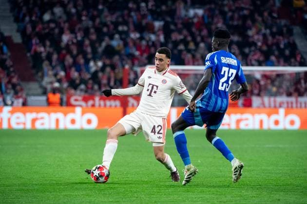 Jamal Musiala FC Bayern Muenchen, 42 in duel with Sharani Zuberu SK Slovan Bratislava, 23 , GER, FC Bayern Muenchen vs SK Slovan Bratislava, Football, UEFA Champions League, Matchday 8, Season 2024 2025, 29 01 2025 GER, FC Bayern Muenchen vs SK Slovan Bratislava, Football, UEFA Champions League, Matchday 8, Season 2024 2025, 29 01 2025 Muenchen Copyright: xEibner-Pressefoto Memmlerx EP_MMR