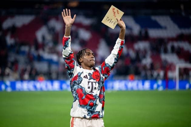 Mathys Tel FC Bayern Muenchen, 39 goes to the fans after the match and waves goodbye with an envelope sign with the words Salut Mathys, Danke Dein groeßter Fan Nico, GER, FC Bayern Muenchen vs SK Slovan Bratislava, Football, UEFA Champions League, Matchday 8, Season 2024 2025, 29 01 2025 GER, FC Bayern Muenchen vs SK Slovan Bratislava, Football, UEFA Champions League, Matchday 8, Season 2024 2025, 29 01 2025 Muenchen Copyright: xEibner-Pressefoto Memmlerx EP_MMR
