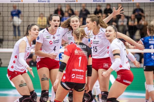 Cheering, joy with Nathalie Lemmens Dresdner SC, 04 and Sarah Straube Dresdner SC, 18 , Marta Kamelija Levinska Dresdner SC, 15 in the middle and team, cheering Dresden women GER, Allianz MTV Stuttgart Dresdner SC, Volleyball Bundesliga, VBL, season 2024 2025, 30 01 2025 GER, Allianz MTV Stuttgart Dresdner SC, Volleyball Bundesliga, VBL, season 2024 2025, 30 01 2025 Stuttgart Copyright: xSandyxDinkelackerx EP_SDR
