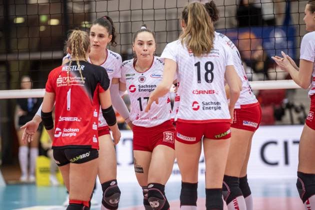 Lorena Lorber Fijok Dresdner SC, 17 , center critical view, with team GER, Allianz MTV Stuttgart Dresdner SC, Volleyball Bundesliga, VBL, season 2024 2025, 30 01 2025 GER, Allianz MTV Stuttgart Dresdner SC, Volleyball Bundesliga, VBL, season 2024 2025, 30 01 2025 Stuttgart Copyright: xSandyxDinkelackerx EP_SDR