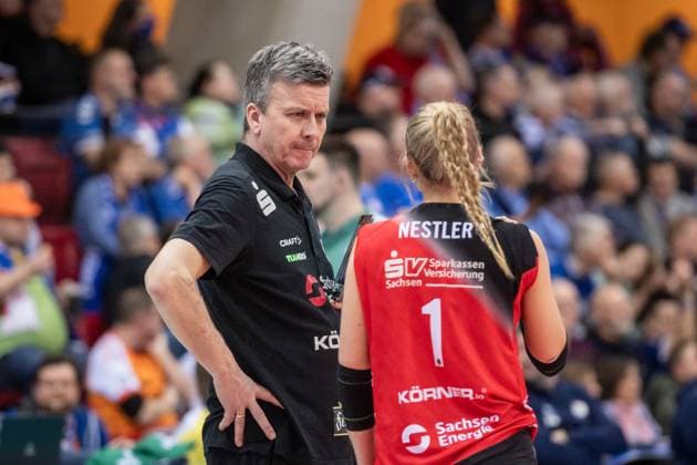 Alexander Waibl Coach Dresdner SC with Patricia Nestler Dresdner SC, 01 GER, Allianz MTV Stuttgart Dresdner SC, Volleyball Bundesliga, VBL, 2024 2025 season, 30 01 2025 GER, Allianz MTV Stuttgart Dresdner SC, Volleyball Bundesliga, VBL, 2024 2025 season, 30 01 2025 Stuttgart Copyright: xSandyxDinkelackerx EP_SDR