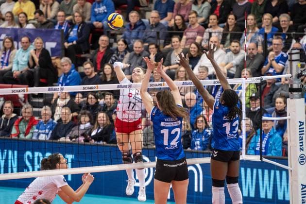 Lorena Lorber Fijok Dresdner SC, 17 vs Lucia Varela Gomez Allianz MTV Stuttgart, 12 and Krystal Rivers Allianz MTV Stuttgart, 13 GER, Allianz MTV Stuttgart Dresdner SC, Volleyball Bundesliga, VBL, season 2024 2025, 30 01 2025 GER, Allianz MTV Stuttgart Dresdner SC, Volleyball Bundesliga, VBL, season 2024 2025, 30 01 2025 Stuttgart Copyright: xSandyxDinkelackerx EP_SDR