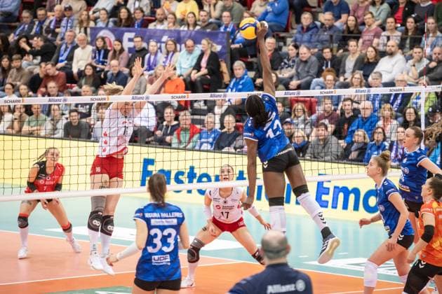 Krystal Rivers (Allianz MTV Stuttgart, 13) vs. Emma Scarlett Clothier (Dresdner SC, 16), re. u. noch Lorena Lorber Fijok (Dresdner SC, 17) GER, Allianz MTV Stuttgart - Dresdner SC, Volleyball Bundesliga, VBL, Spielzeit 2024 2025, 30.01.2025 GER, Allianz MTV Stuttgart - Dresdner SC, Volleyball Bundesliga, VBL, Spielzeit 2024 2025, 30.01.2025 Stuttgart Copyright: xSandyxDinkelackerx EP_SDR