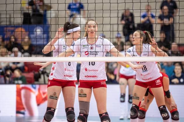 Emma Scarlett Clothier Dresdner SC, 16 at the net full concentration, behind her Victoria Demidova Dresdner SC, 06 , left and Sarah Straube Dresdner SC, 18 , right GER, Allianz MTV Stuttgart Dresdner SC, Volleyball Bundesliga, VBL, Spielzeit 2024 2025, 30 01 2025 GER, Allianz MTV Stuttgart Dresdner SC, Volleyball Bundesliga, VBL, Spielzeit 2024 2025, 30 01 2025 Stuttgart Copyright: xSandyxDinkelackerx EP_SDR