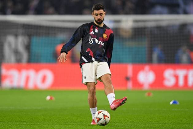 Bruno Fernandes of Manchester United, ManU during the pre-match warm up FCSB v Manchester United, UEFA Europa League, Group Stage, Football, The National Arena, Bucharest, Romania - 30 Jan 2025 EDITORIAL USE ONLY No use with unauthorised audio, video, data, fixture lists, club league logos or live services. Online in-match use limited to 120 images, no video emulation. No use in betting, games or single club league player publications. Copyright: xAlexxNicodim Shutterstockx 15122176o