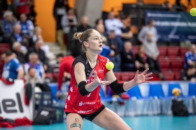 Lotte Goertz Dresdner SC, 05 Aufwaermen mit Tennisbaellen Koordinationsuebung Lotte Goertz Dresdner SC, 05 GER, Allianz MTV Stuttgart Dresdner SC, Volleyball Bundesliga, VBL, Spielzeit 2024 2025, 30 01 2025 GER, Allianz MTV Stuttgart Dresdner SC, Volleyball Bundesliga, VBL, Spielzeit 2024 2025, 30 01 2025 Stuttgart Copyright: xSandyxDinkelackerx EP_SDR