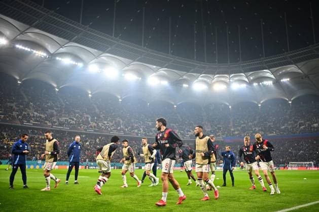 Bruno Fernandes of Manchester United, ManU (centre) during the pre-match warm up FCSB v Manchester United, UEFA Europa League, Group Stage, Football, The National Arena, Bucharest, Romania - 30 Jan 2025 EDITORIAL USE ONLY No use with unauthorised audio, video, data, fixture lists, club league logos or live services. Online in-match use limited to 120 images, no video emulation. No use in betting, games or single club league player publications. Copyright: xAlexxNicodim Shutterstockx 15122176ab