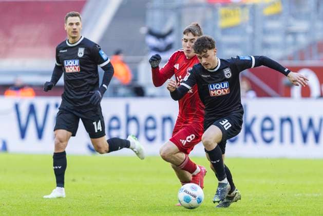 2 Bundesliga Fortuna Düsseldorf SSV Ulm 1846 Fussball, 01 02 2024 Maurice Krattenmacher SSV Ulm 1846 Fussball, 30 , Isak Bergmann Johannesson Fortuna Düsseldorf, 8 , Dennis Dressel SSV Ulm 1846 Fussball, 14 2 Bundesliga, Fortuna Düsseldorf SSV Ulm 1846 Fussball, 20 Spieltag, am 01 02 2024, Merkur Spiel Arena, Düsseldorf DFL regulations prohibit any use of photographs as image sequences and or quasi video Copyright: xBEAUTIFULxSPORTS Meuselx