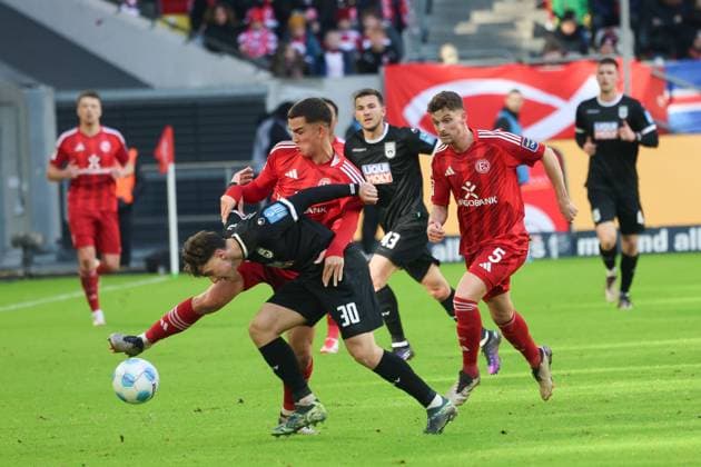 Maurice Krattenmacher Ulm 30 and Giovanni Haag Duesseldorf 6 , GER, Fortuna Duesseldorf vs SSV Ulm 1846 , 2 Soccer Bundesliga, Matchday 20, Season 2024 2025, 01 02 2024, DFL REGULATIONS PROHIBIT ANY USE OF PHOTOGRAPHS AS IMAGE SEQUENCES AND OR QUASI VIDEO, GER, Fortuna Duesseldorf vs SSV Ulm 1846 , 2 Fussball Bundesliga, 20 Matchday, Season 2024 2025, 01 02 2024, Duesseldorf Copyright: xEibner-Pressefoto JoergxNiebergax EP_JNL